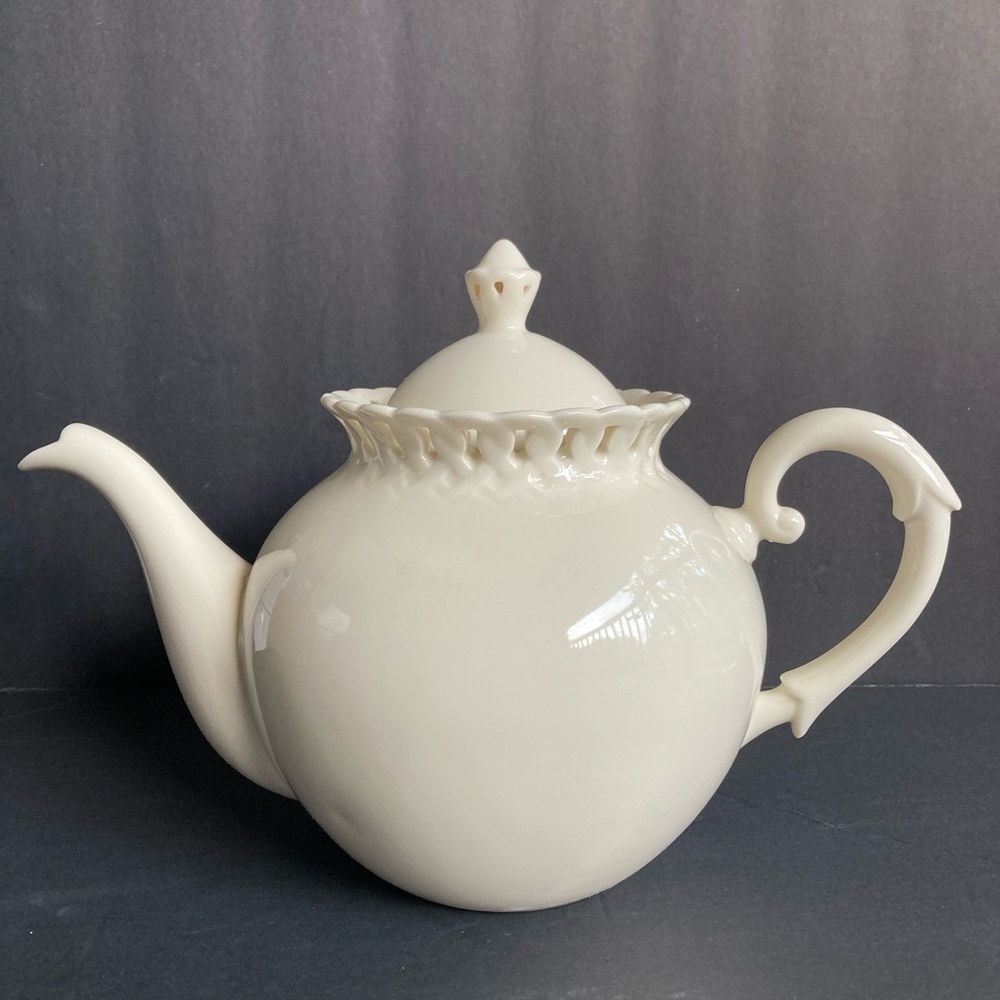 Pepper Tree fine porcelain teapot